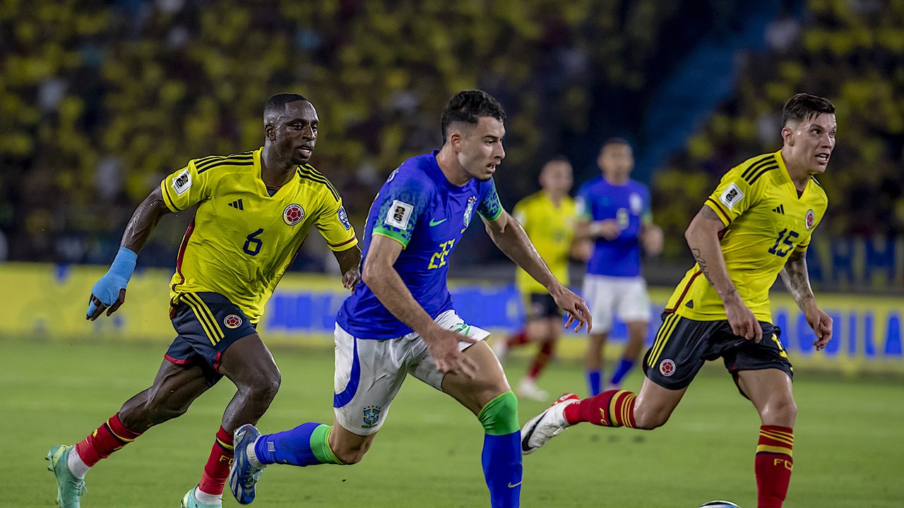 Brasil sofre colapso defensivo, leva virada da Colômbia e perde 2ª seguida nas Eliminatórias
