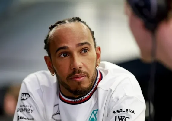 Hamilton recebe 'boas-vindas' da Ferrari e faz postagem em carro vermelho 