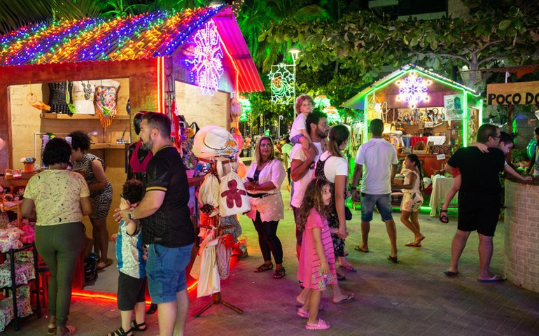 Prefeito JHC prorroga ornamentação na orla e exposição segue beneficiando artesãos de Maceió