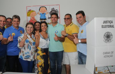 Rui e Marcelo votam acompanhados de vereadores