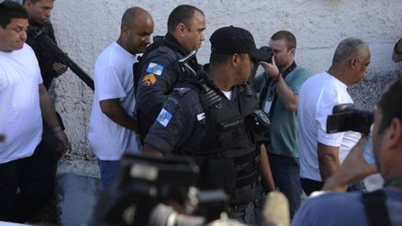 Juíza manda libertar policiais que arrastaram mulher em viatura no Rio