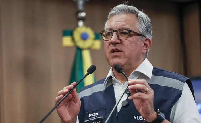 O ministro Alexandre Padilha, durante entrevista para falar sobre os casos de bebidas alcoólicas adulteradas com metanol