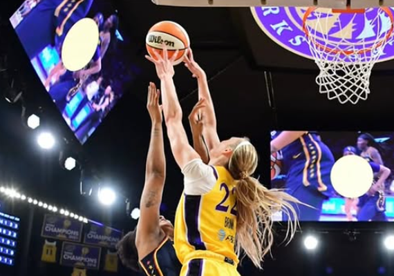 Jogadoras da WNBA cobram prisão e maior segurança após objetos sexuais serem atirados na quadra