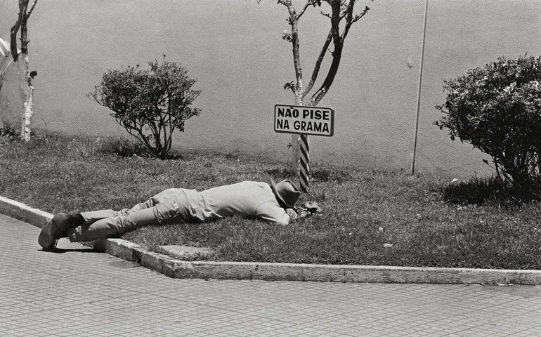 Mostra em SP apresenta afeto e humor da fotógrafa Stefania Bril