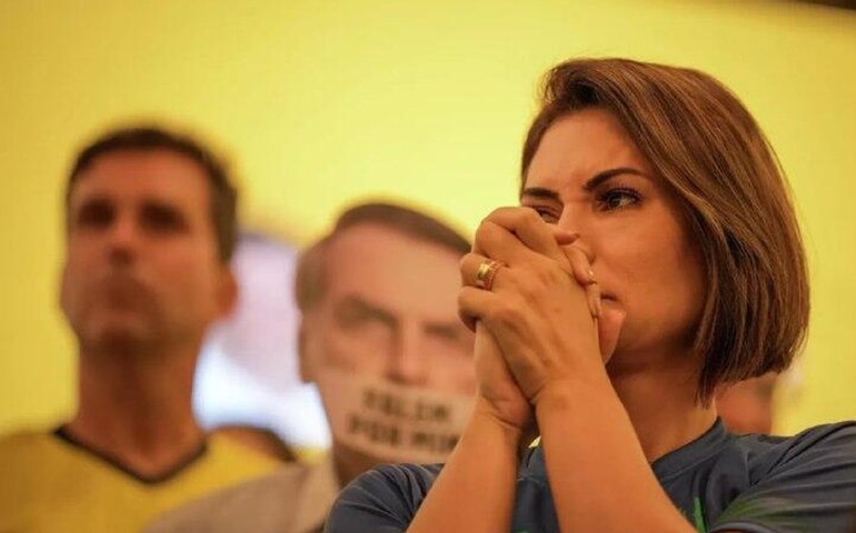 Michelle Bolsonaro relata nova crise de soluços de Jair Bolsonaro após procedimento