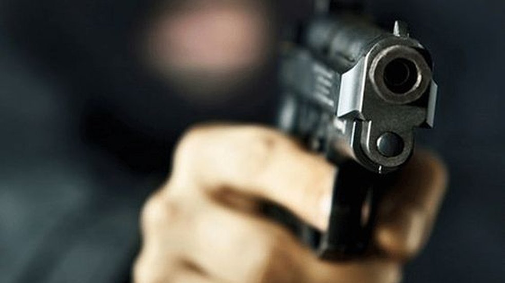 Homem é executado com 12 tiros após ter barraco invadido por criminosos na Cidade Universitária, em Maceió