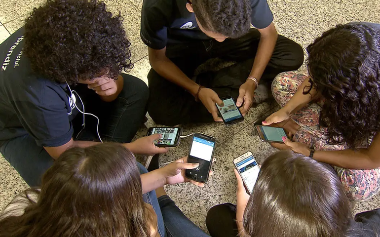 'Encruzilhada civilizatória': Brasil deve enfrentar EUA para regulamentar redes e proteger jovens?