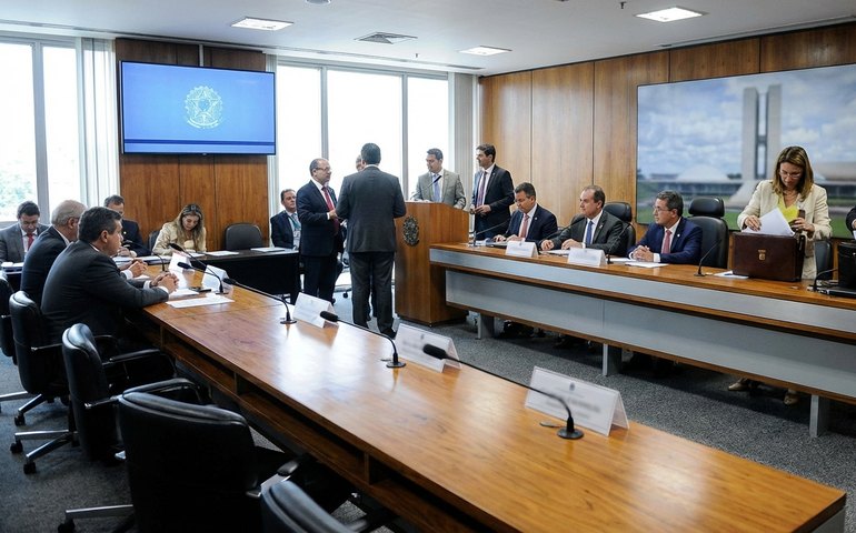 Votação final sobre exame de proficiência para médicos é adiada no Senado