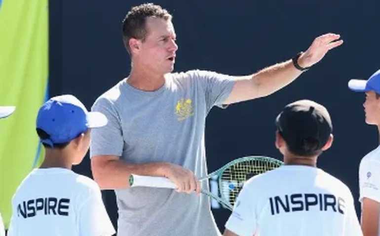 Lleyton Hewitt retorna às quadras e vence ao lado do filho após cinco anos