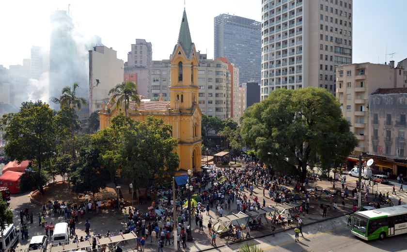 Igreja faz 1º culto após desabamento de prédio no Largo do Paiçandu