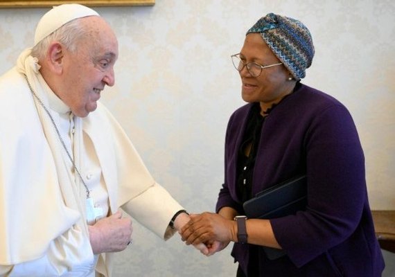 Papa sofre contusão no antebraço direito devido a uma queda