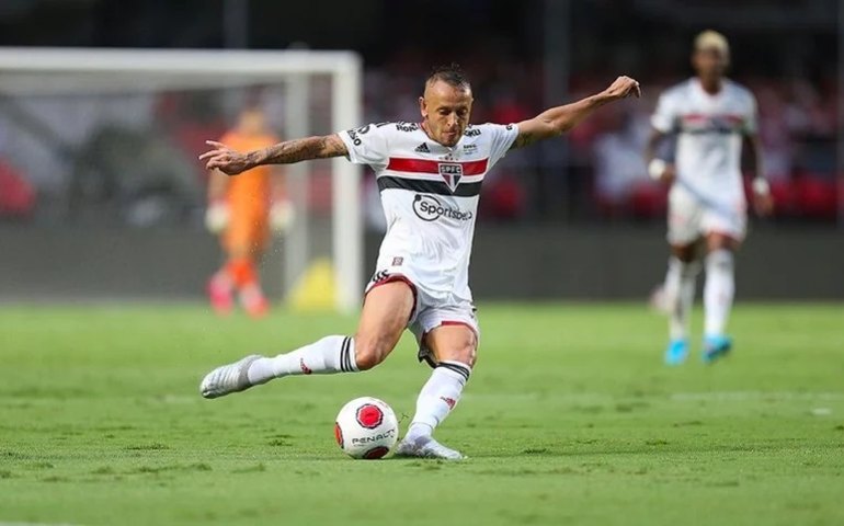 São Paulo atropela Red Bull Bragantino no Morumbi e encerra jejum no Brasileirão