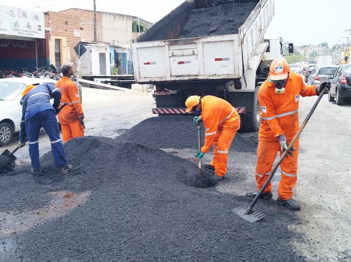 Prefeitura de Maceió recupera asfalto na Avenida Senador Rui Palmeira