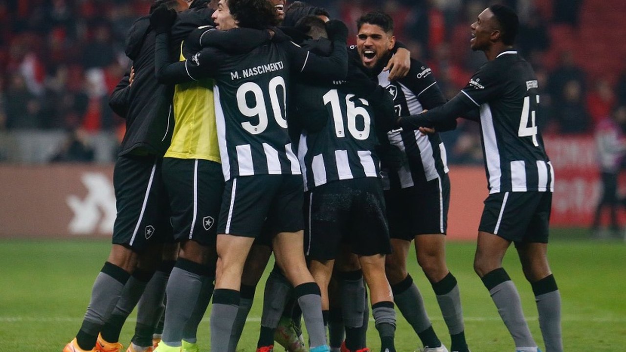 Botafogo, com dez jogadores, empata com o Atlético-GO no Engenhão