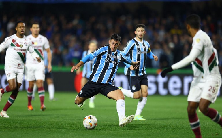 Grêmio vence Flu de virada com dois de Reinaldo e sai na frente nas oitavas da Libertadores