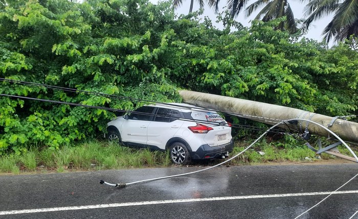 Motorista perde controle de veículo e colide com poste na Al-101 Norte