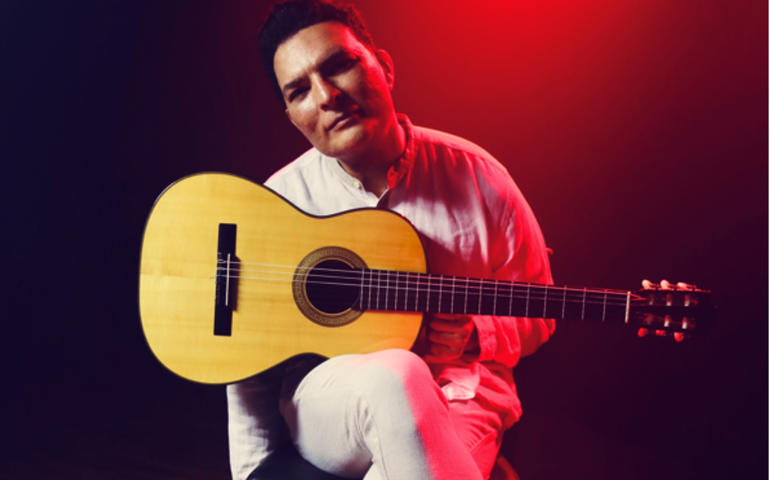 Lehart relê clássico do samba em versão voz e violão