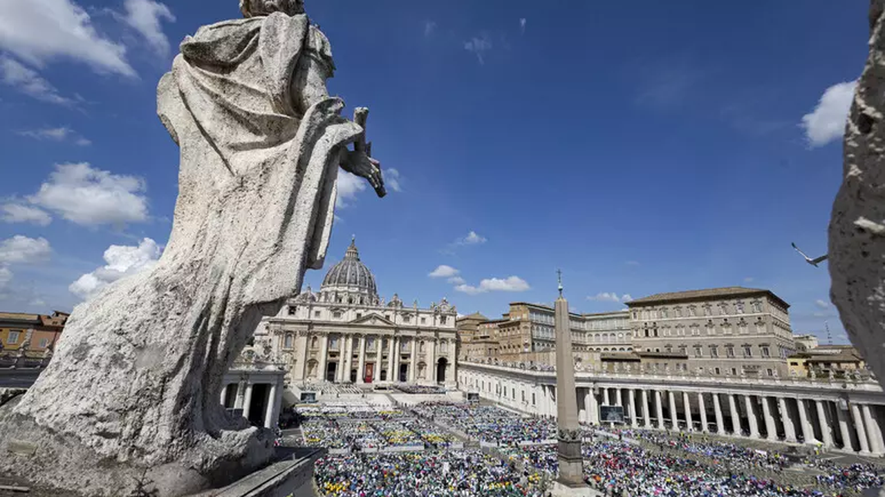 200 mil fiéis tomam Praça São Pedro em missa dedicada ao Papa