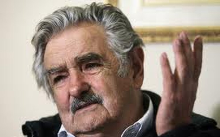 Mujica promulga lei que legaliza a maconha no Uruguai