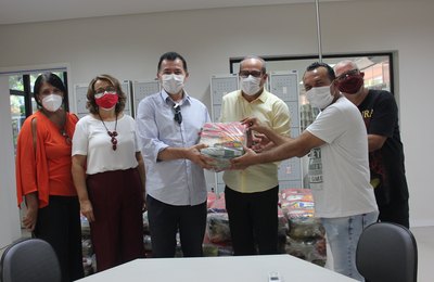 Sesc Alagoas doa 100 cestas básica a sindicato de músicos profissionais e Instituto Arnon de Mello