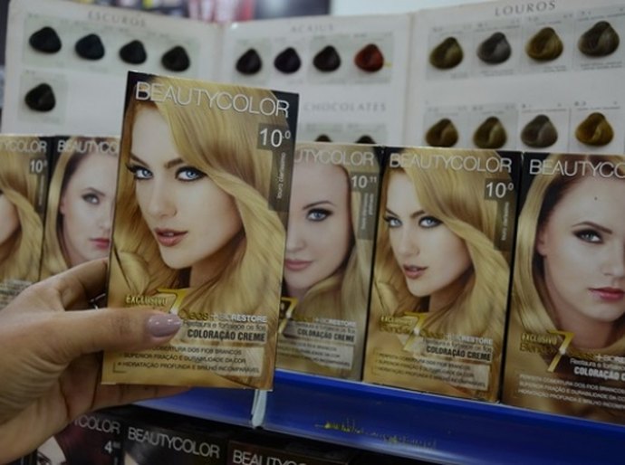 Dermatologista explica quais os cuidados ao descolorir os cabelos