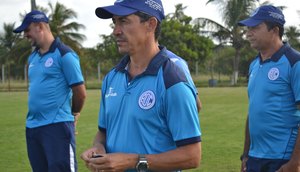Betinho conversa com a equipe antes do treino (Foto: Portal A8SE)