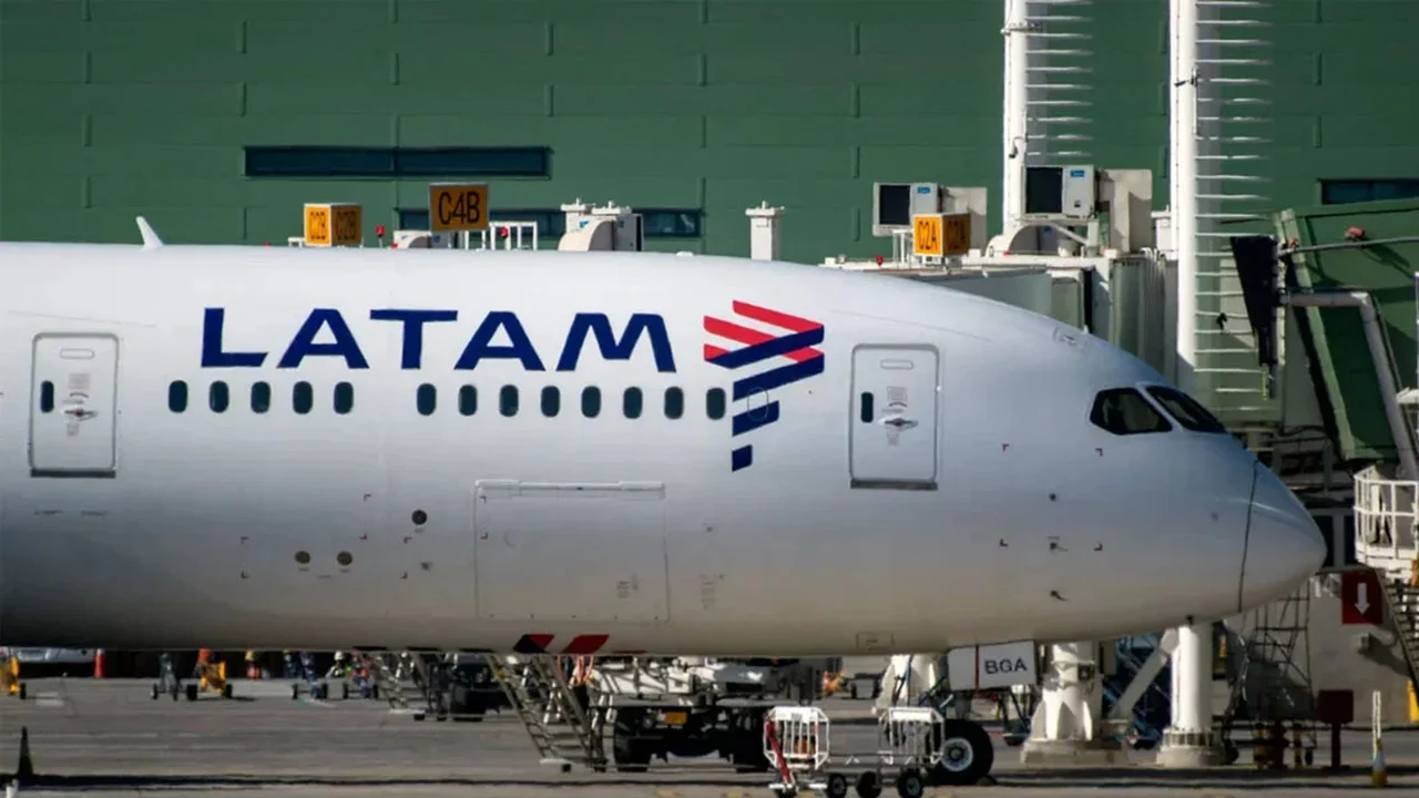 Piloto da Latam morre após emergência médica e avião que saiu de Miami desvia rota para o Panamá