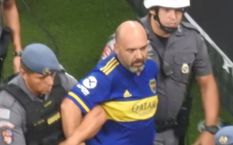 Torcedor argentino detido por racismo é transferido de delegacia em SP