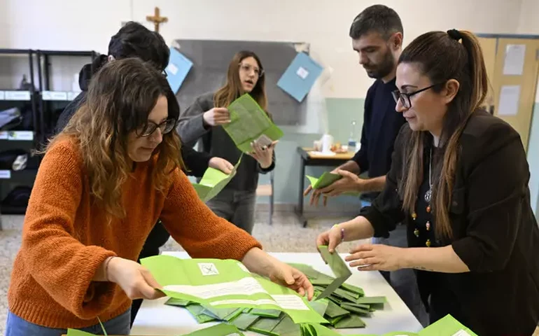 Projeções apontam derrota de Meloni em referendo constitucional na Itália