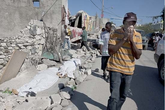 Sobreviventes e mortos se misturam na paisagem devastada de Porto Príncipe, capital haitiana