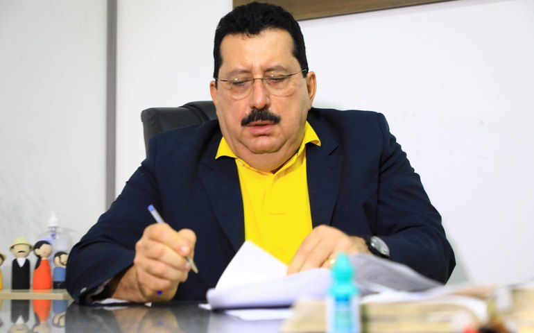 Prefeito Gilberto Gonçalves antecipa pagamento dos servidores públicos de Rio Largo