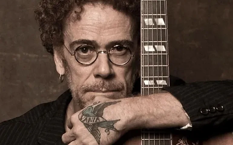 Nando Reis posta selfie usando apenas uma sunga para comemorar os 61 anos