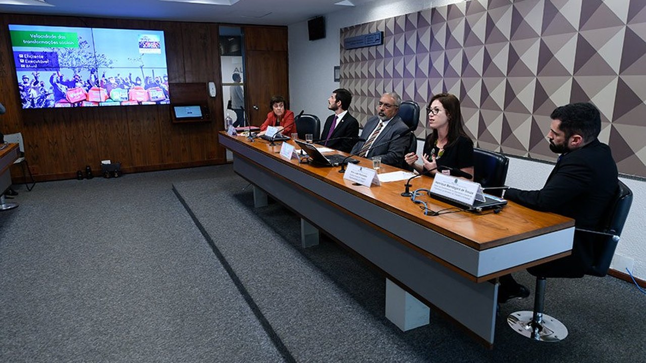 Debatedores chamam atenção para a necessidade de meio ambiente saudável no trabalho
