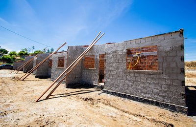 Governador assina ordem de serviço para construção de casas para marisqueiras do Pilar