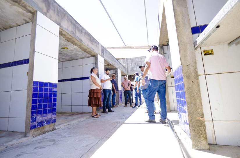 Prefeita Tia Júlia realiza visita técnica a obras no Mercado Público de Palmeira