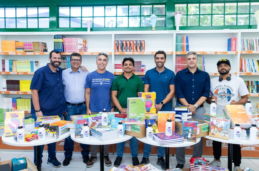 Secretário de Prevenção à Violência entrega kits do Foca o Enem para socioeducandos