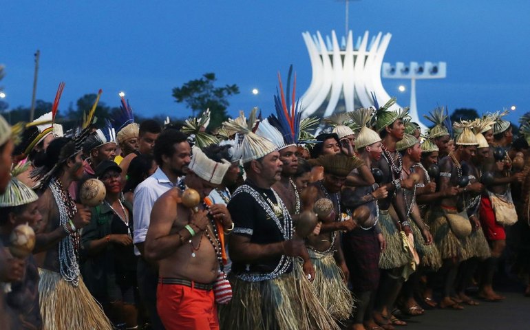 Indígenas fazem manifestação em Ministério da Saúde e Nísia promete ampliar ajuda