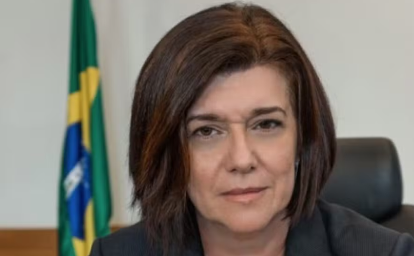 Magda Chambriard deve fazer mudança parcial em diretorias da Petrobras