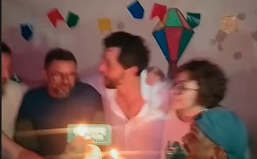 Wagner Moura se joga em cantoria com Gabriel Leone e mais amigos em festa junina de seu aniversário