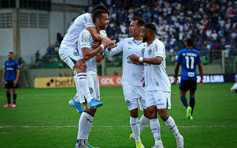 Goiás surpreende o Cruzeiro e sai da zona de rebaixamento do Brasileirão