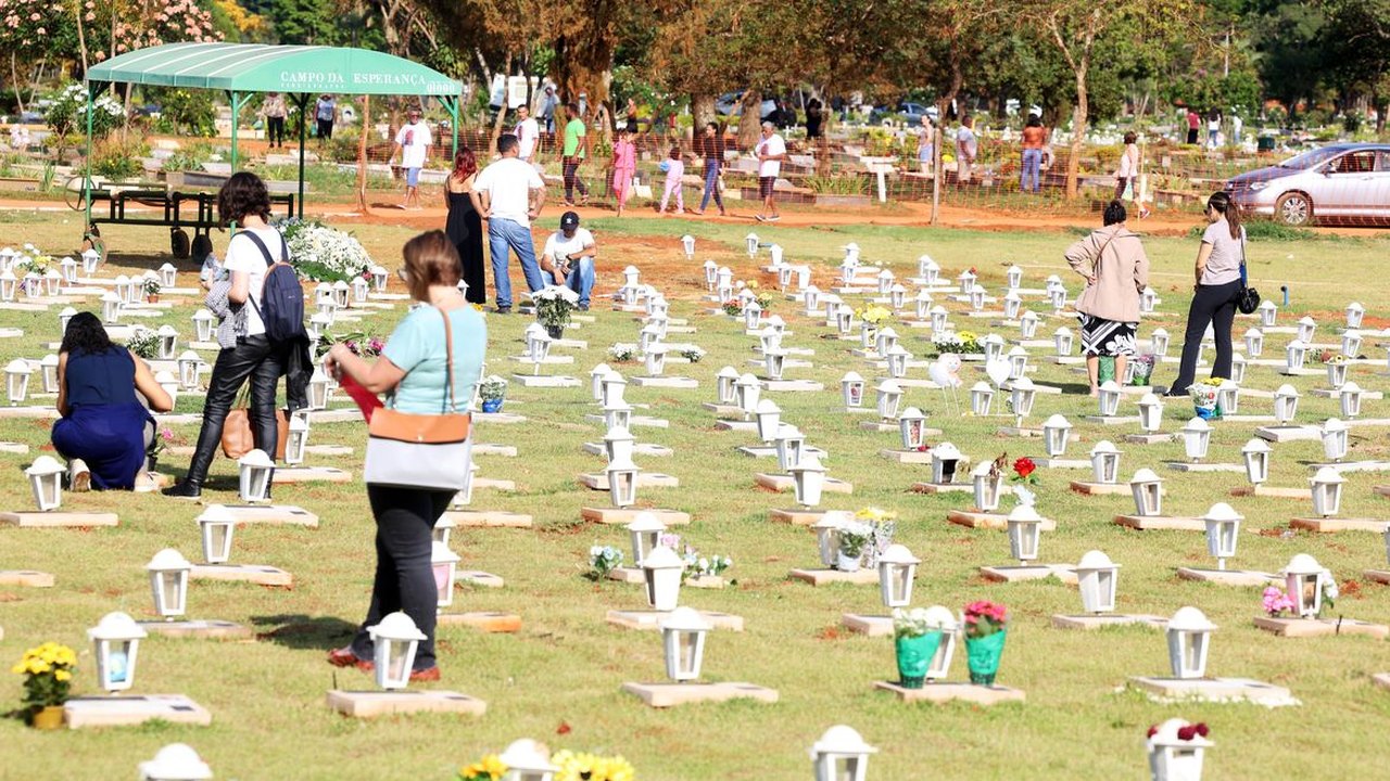 Dia de Finados: policiais mortos em megaoperação são lembrados em túnel de flores em cemitério