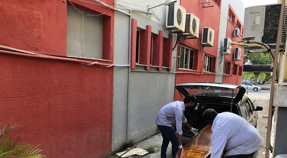 Corpo da jovem que morreu com golpes de faca / Foto: Leonardo Barreto/TV Atalaia