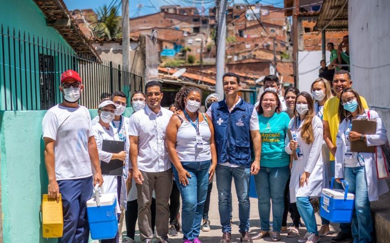 Prefeito JHC acompanha atendimentos do Saúde da Gente na Grota do Pau d’Arco, no Feitosa