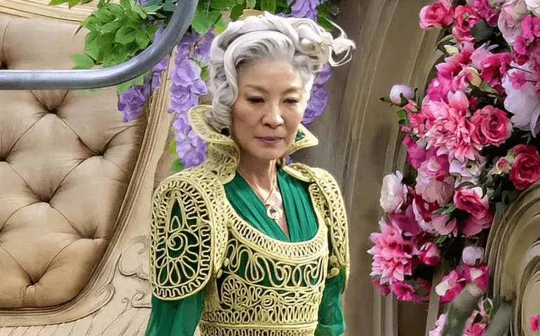 Liberada a primeira imagem de Michelle Yeoh caracterizada nos bastidores do filme 'Wicked'