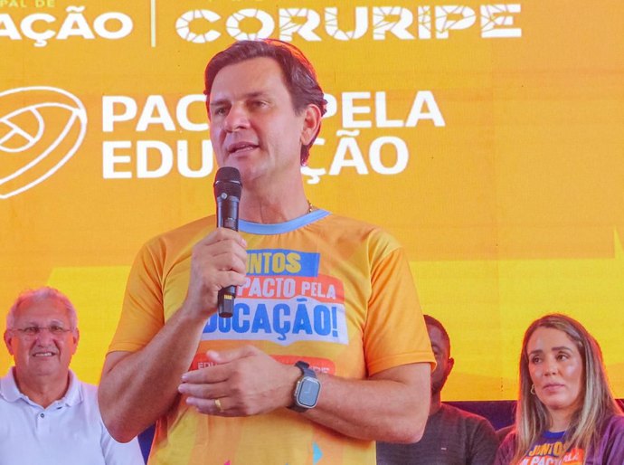Prefeito Marcelo Beltrão anuncia reajuste salarial para todos os profissionais da Educação de Coruripe