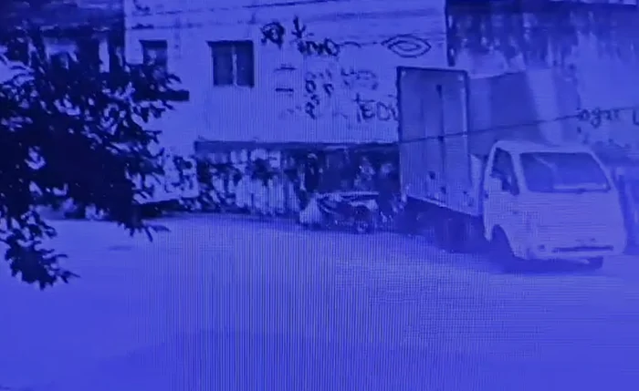 Câmera de segurança registrou homem transportando o corpo da vítima em um carrinho de mão no Jacintinho