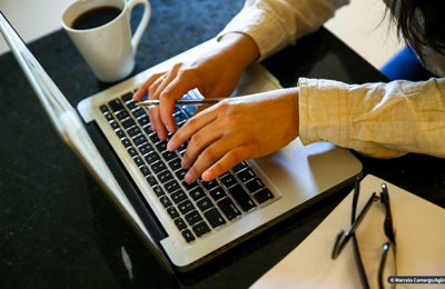 Mulheres são mais conectadas, mas acessam menos serviços na internet