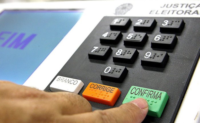 Voto é obrigatório para maiores de 18 anos e facultativo para jovens, idosos e analfabetos