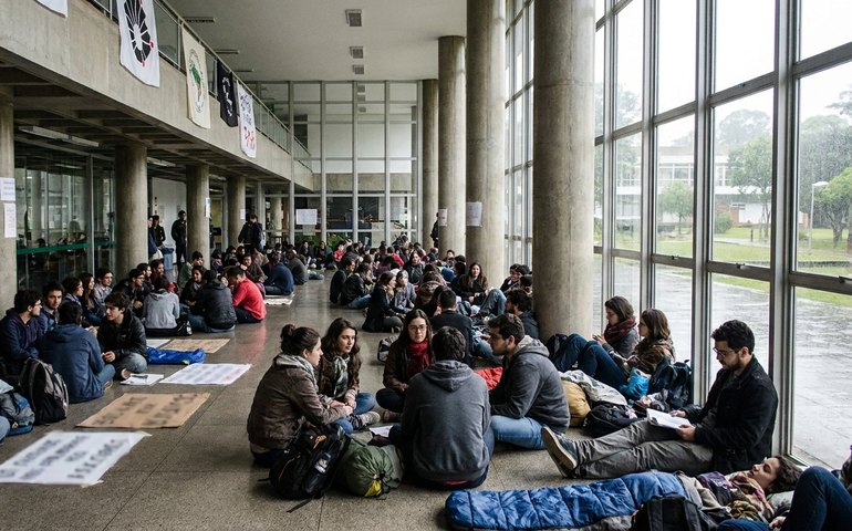 Estudantes em greve ocupam prédio administrativo da Unicamp