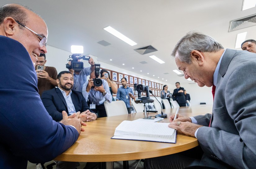 Ronaldo Lessa assume interinamente governo de Alagoas